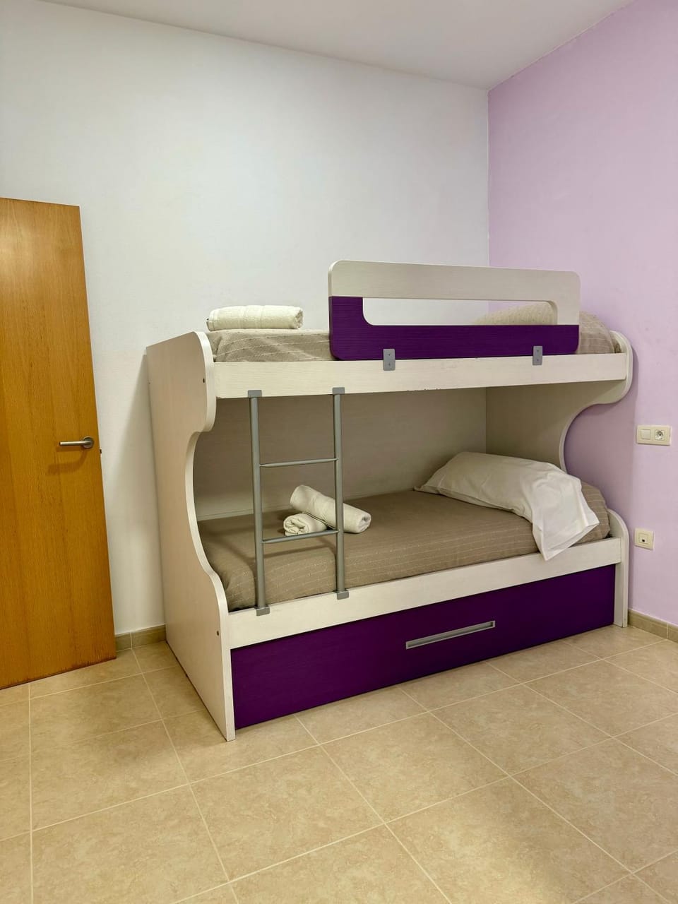 Bedroom, bunk bed