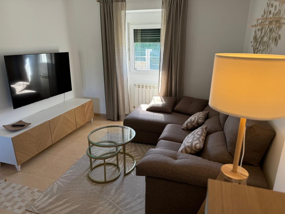 TV and multimedia, Living room, Seating area, Evening entertainment