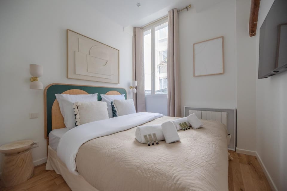 Bed, Bedroom, towels