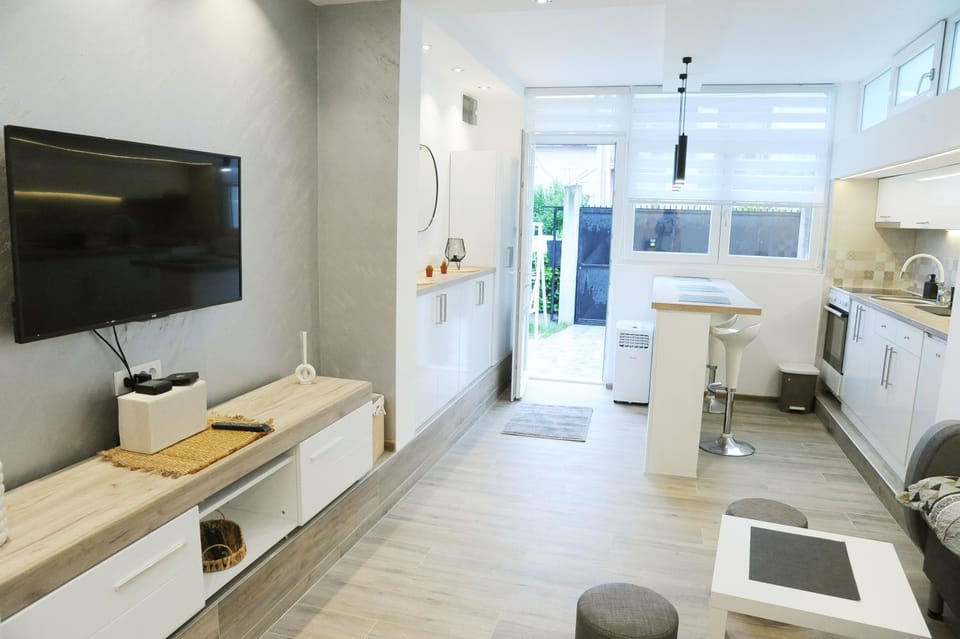 Facade/entrance, TV and multimedia