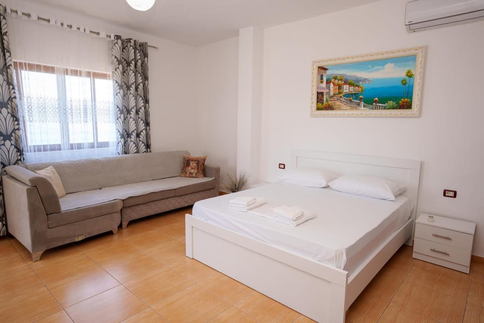 Bed, Living room, Photo of the whole room, Seating area, Bedroom, towels, air conditioner