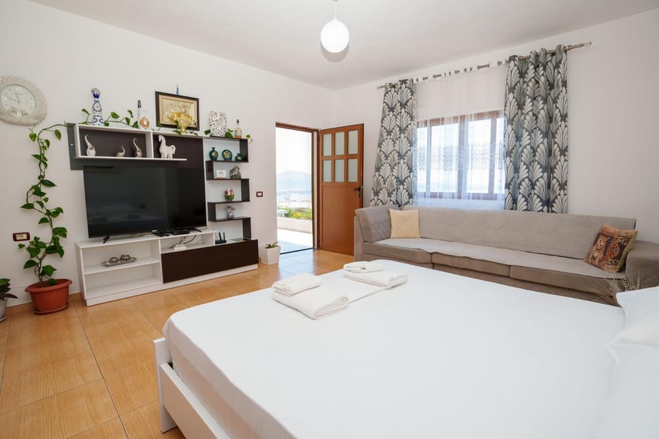 Communal lounge/ TV room, Bed, TV and multimedia, Living room, Photo of the whole room, Seating area, Evening entertainment, Bedroom, towels