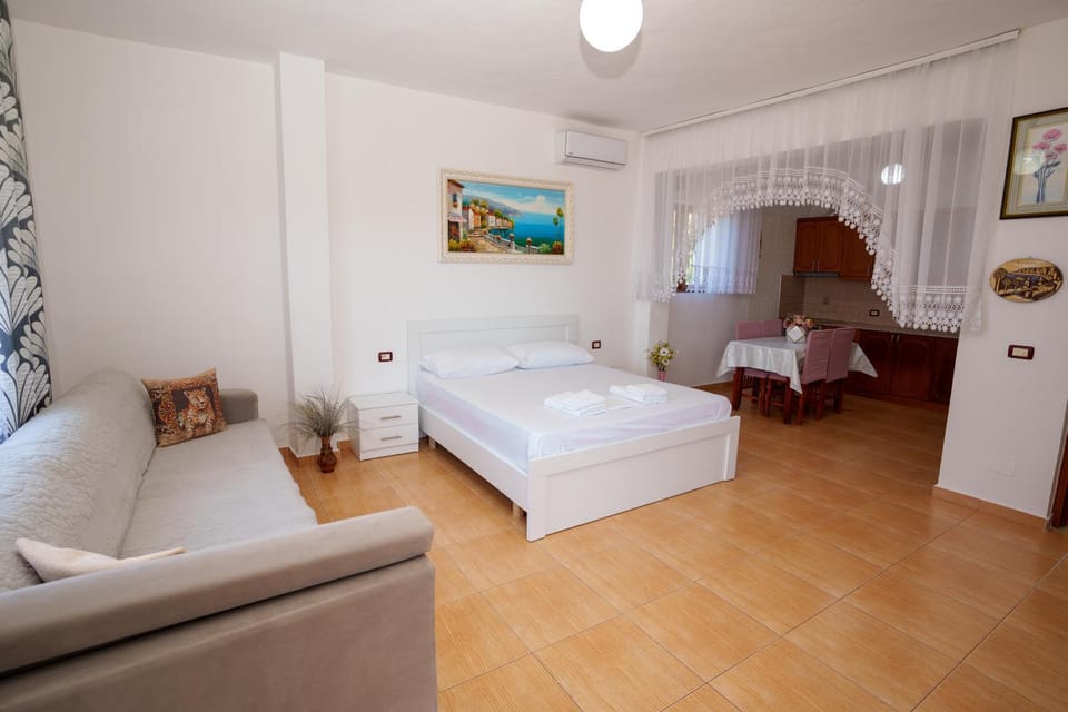 Bed, Living room, Photo of the whole room, Seating area, Bedroom