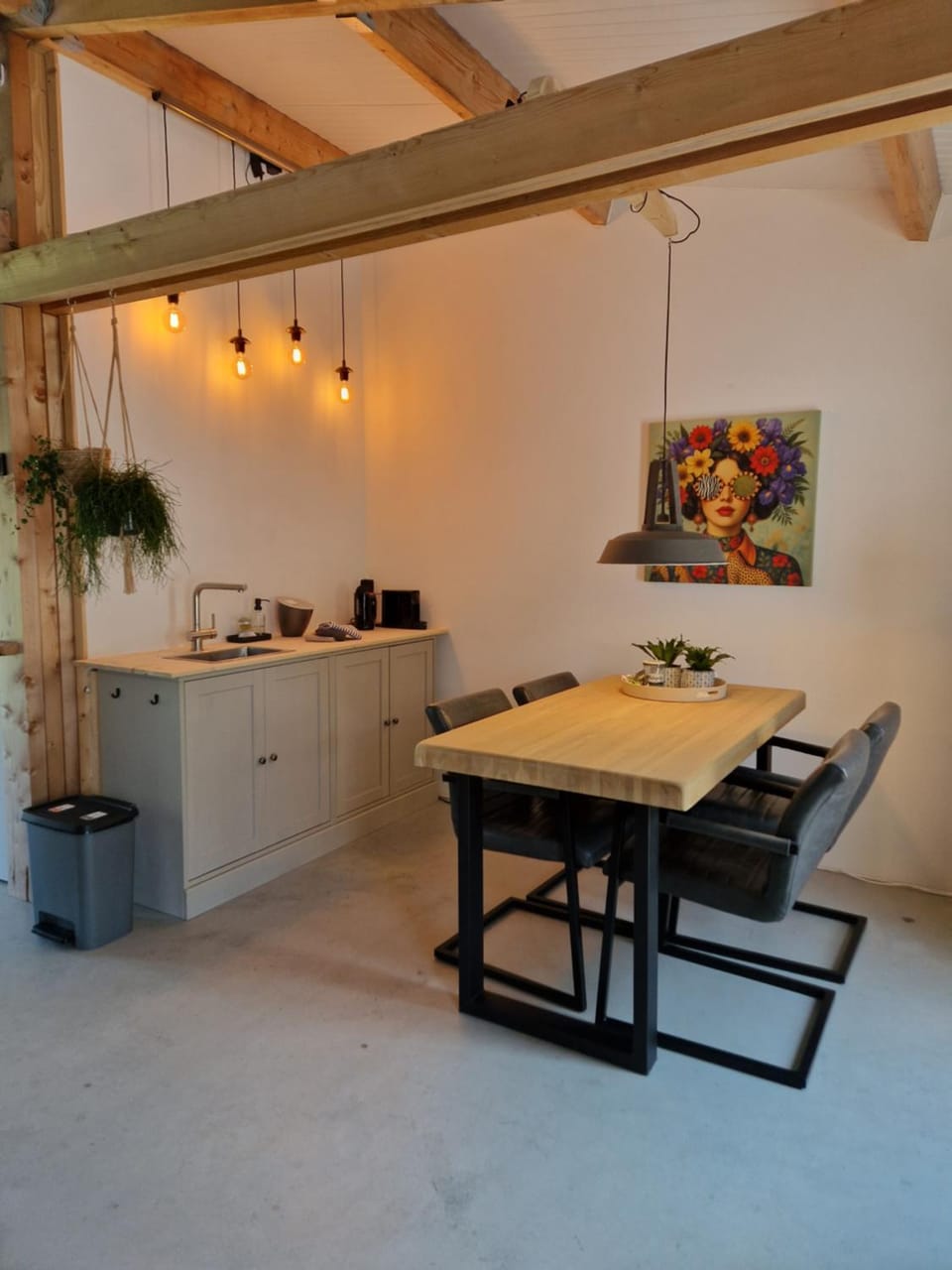 Kitchen or kitchenette, Dining area
