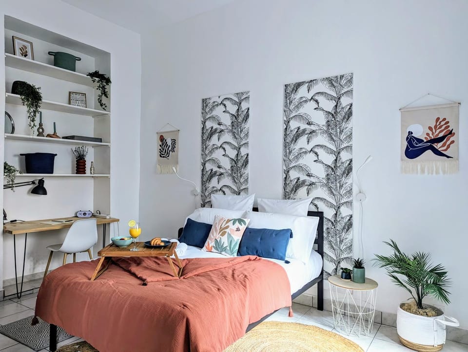 Photo of the whole room, Bedroom