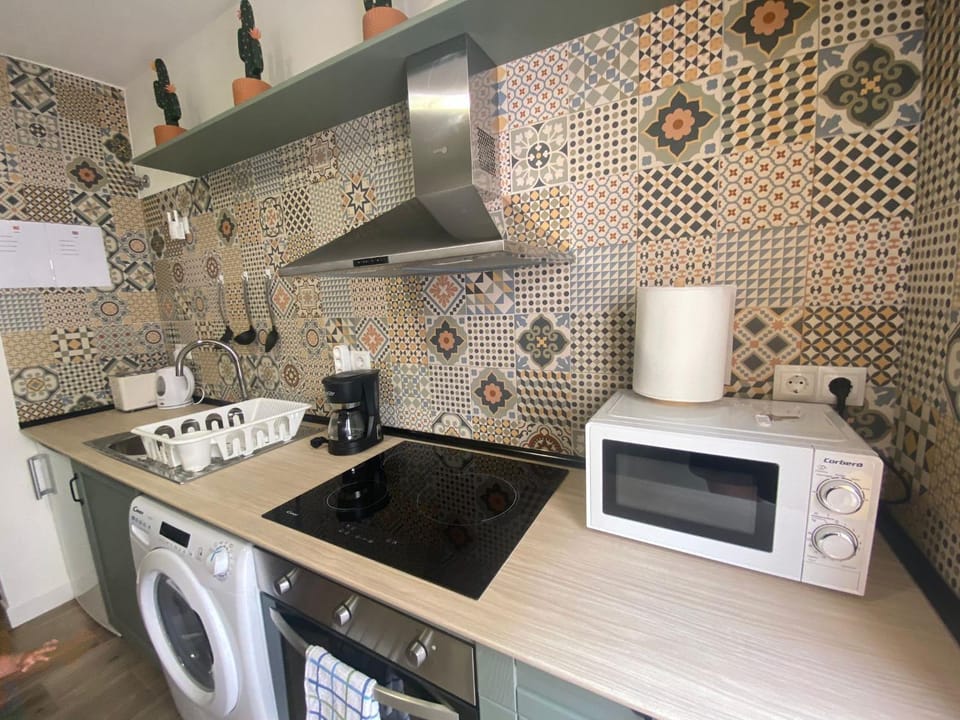 Coffee/tea facilities, Kitchen or kitchenette, oven, stove, toaster, washing machine, dryer