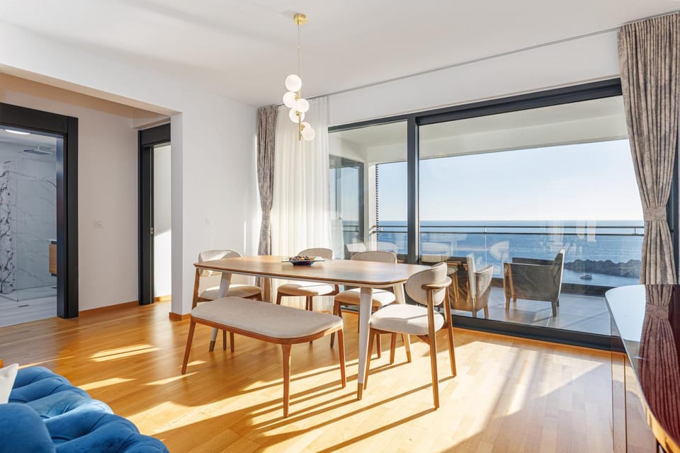 Natural landscape, View (from property/room), Balcony/Terrace, Living room, Seating area, Dining area, Sea view