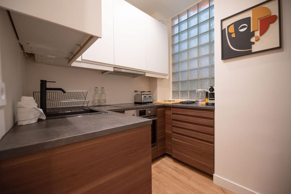 Coffee/tea facilities, Kitchen or kitchenette, stove, toaster