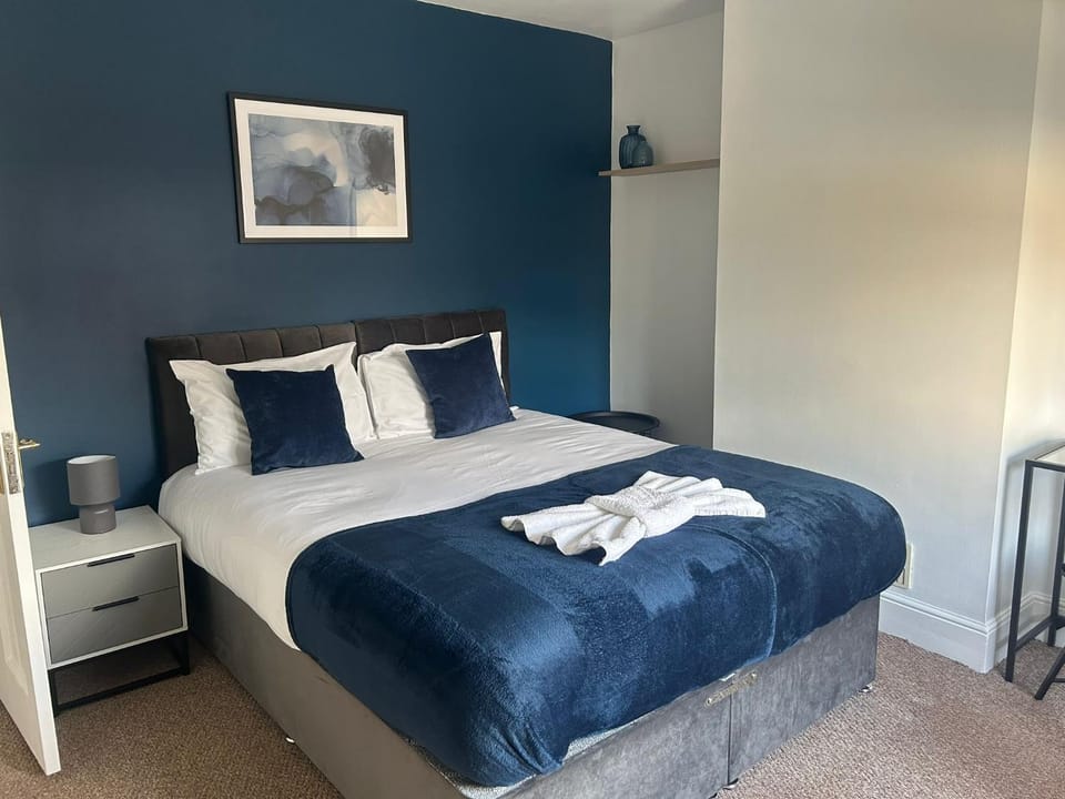 Bed, Photo of the whole room, Decorative detail, Decorative detail, Bedroom, towels