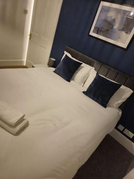 Bed, Photo of the whole room, Decorative detail, Decorative detail, Bedroom, hair dryier, towels