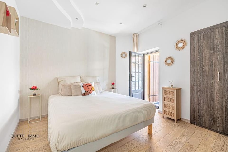 Bed, Balcony/Terrace, Photo of the whole room, Bedroom, wardrobe