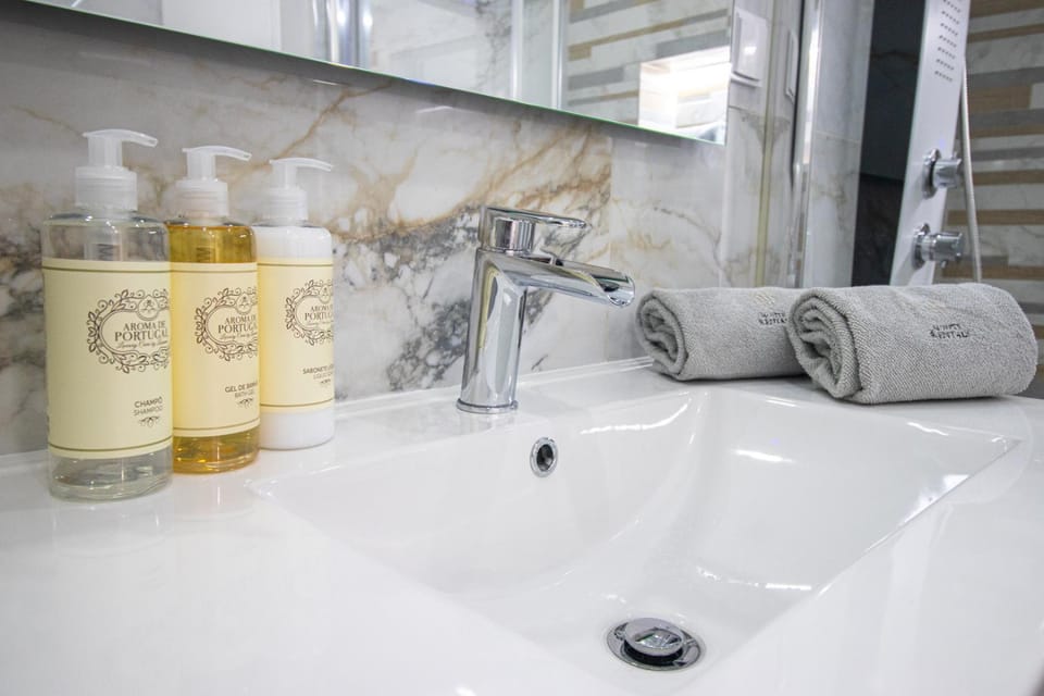 Bathroom, towels