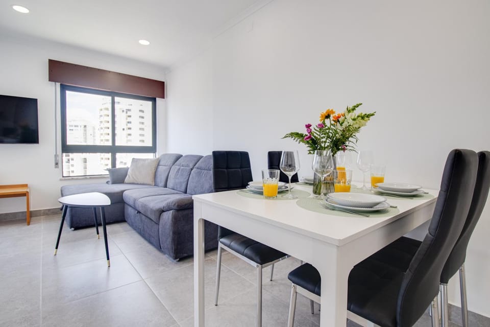 TV and multimedia, Living room, Seating area, Dining area