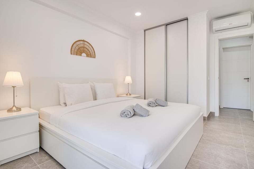 Bed, Photo of the whole room, Bedroom, towels, wardrobe, air conditioner