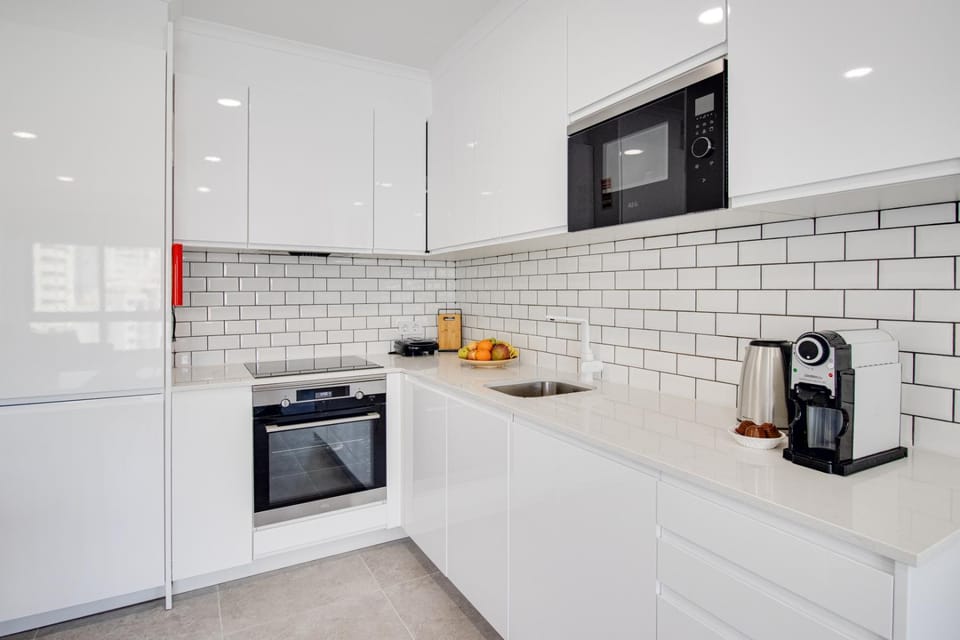 Coffee/tea facilities, Kitchen or kitchenette, microwave, oven, stove
