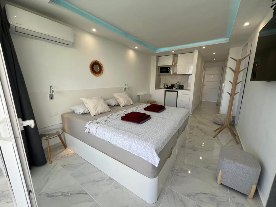 Bed, Kitchen or kitchenette, Photo of the whole room, Bedroom, towels, air conditioner