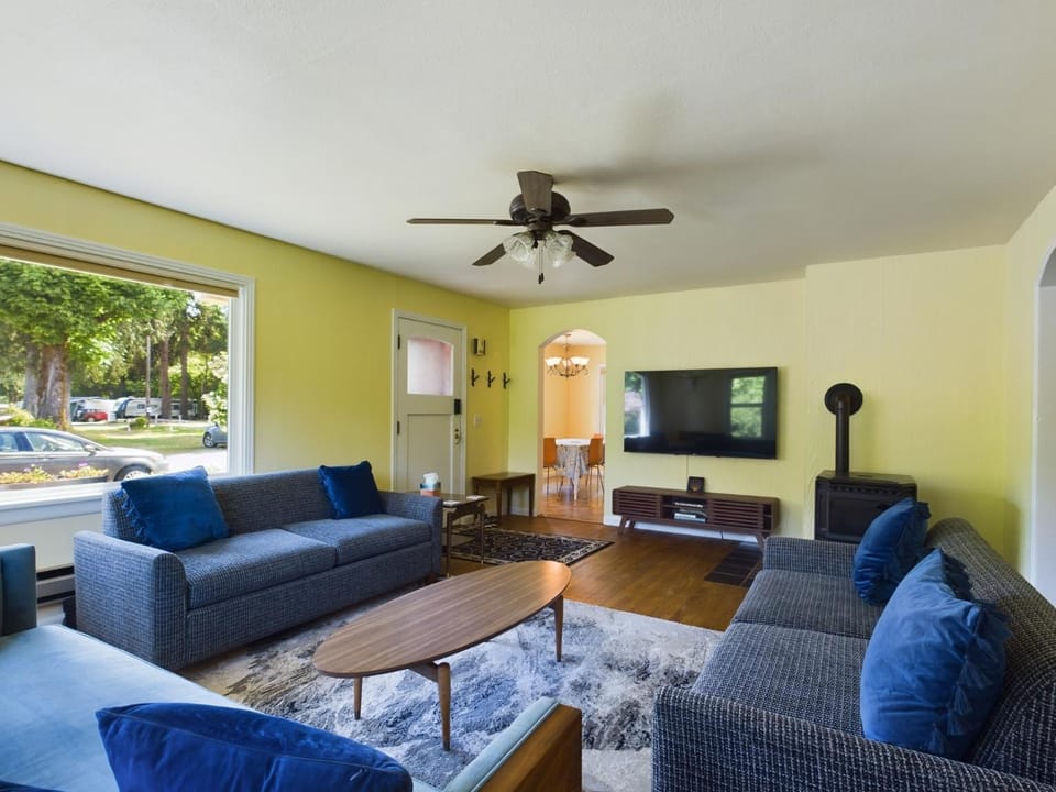 Communal lounge/ TV room, Living room, Seating area