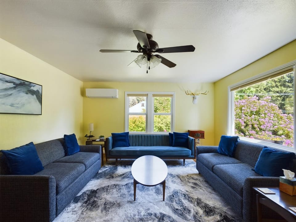 Daffodil Cottage in Downtown Packwood, WIFI, BBQ, Firepit, Smores House in Washington