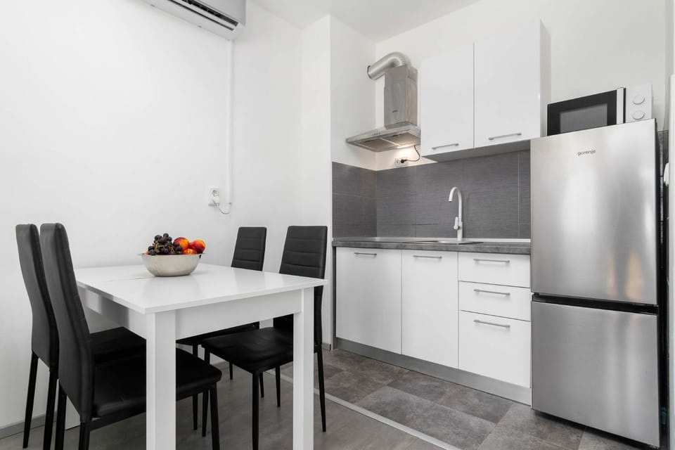Apartman Tombili 7- minute walk to the Valsaline beach and Lungomare promenade Apartment in Pula