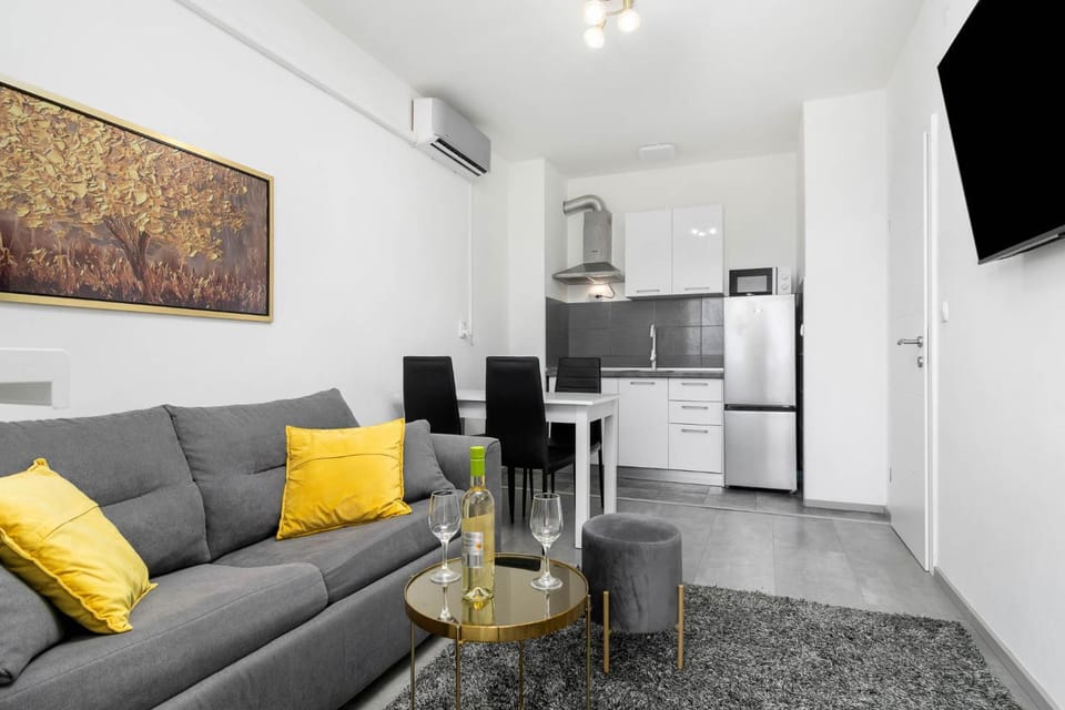 Apartman Tombili 7- minute walk to the Valsaline beach and Lungomare promenade Apartment in Pula