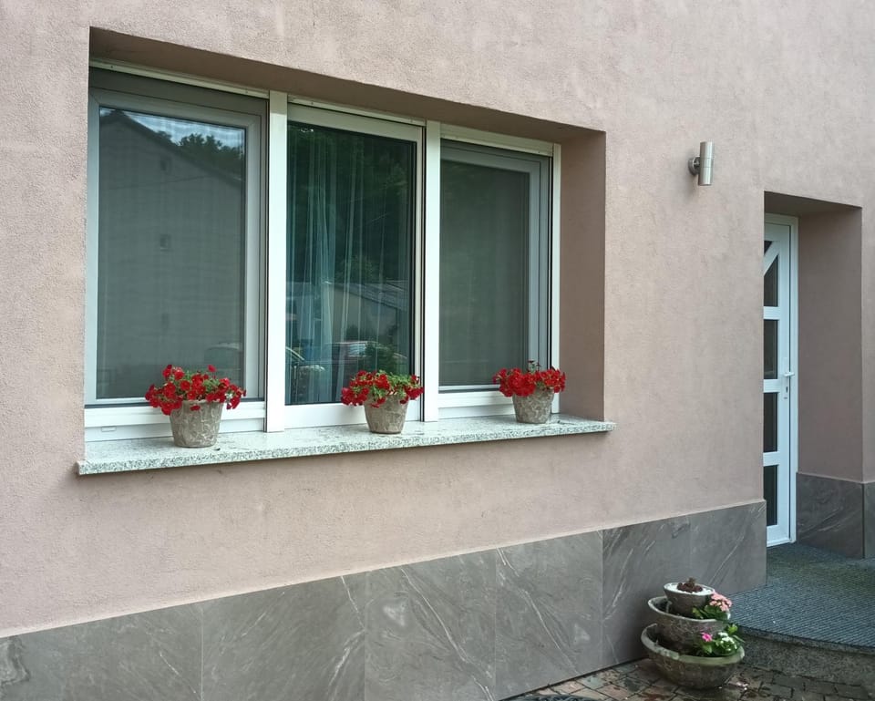 Property building, Facade/entrance, Day, Bedroom