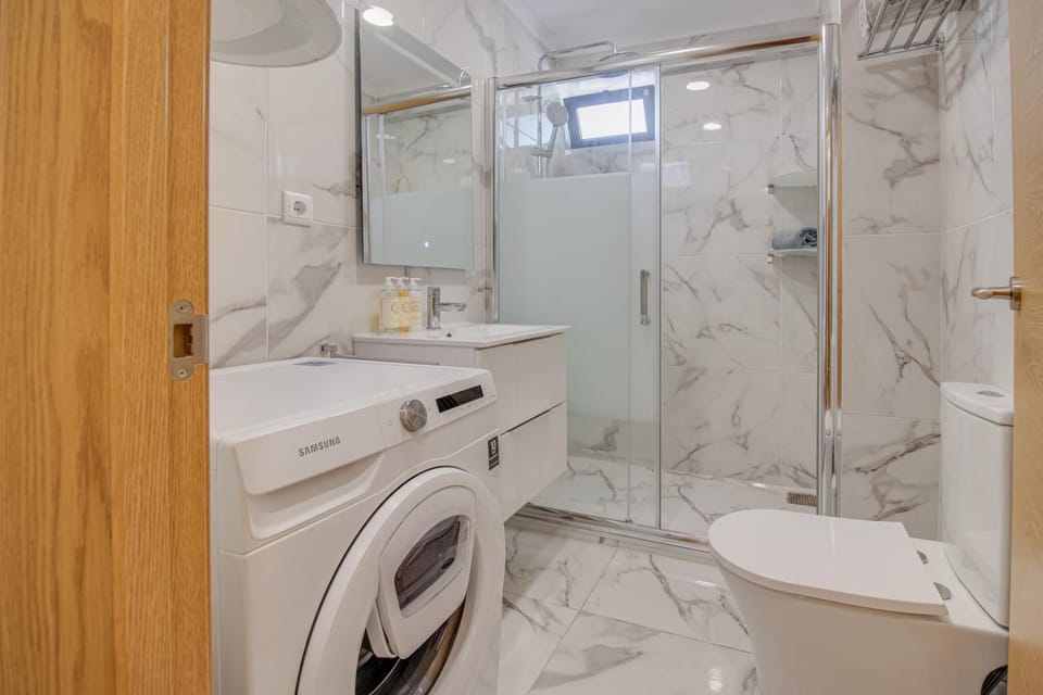 Shower, Toilet, Bathroom, towels, washing machine