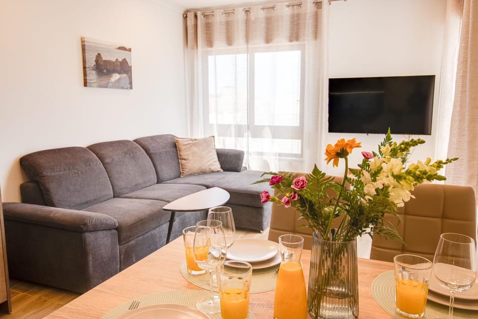 Communal lounge/ TV room, TV and multimedia, Living room, Seating area, Evening entertainment