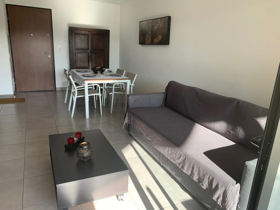 Living room, Dining area, Meals