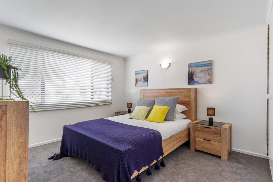 Cosy 2-Bedroom Seaside Unit Steps from Beach Apartment in Maroochydore