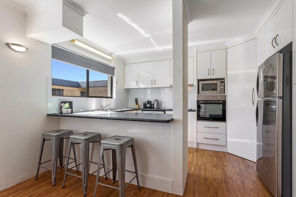 Cosy 2-Bedroom Seaside Unit Steps from Beach Apartment in Maroochydore