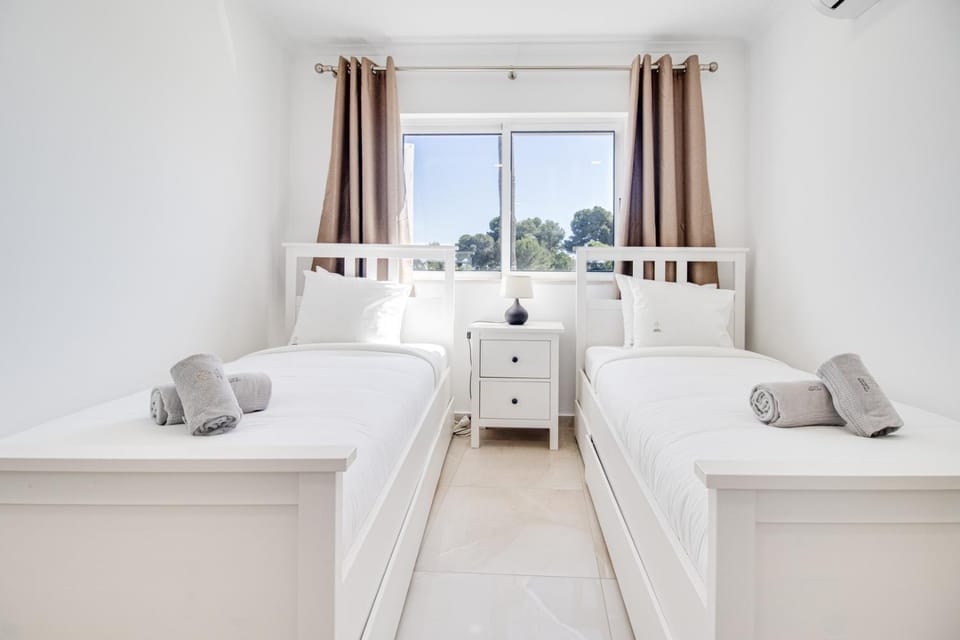 Bed, Photo of the whole room, Seating area, Bedroom