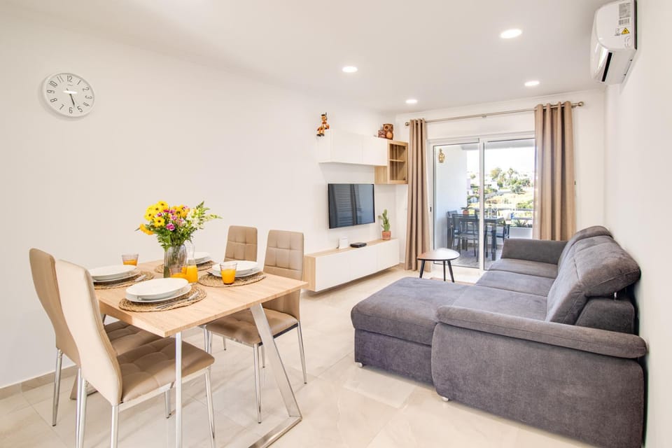 Communal lounge/ TV room, TV and multimedia, Living room, Seating area, Dining area, Evening entertainment