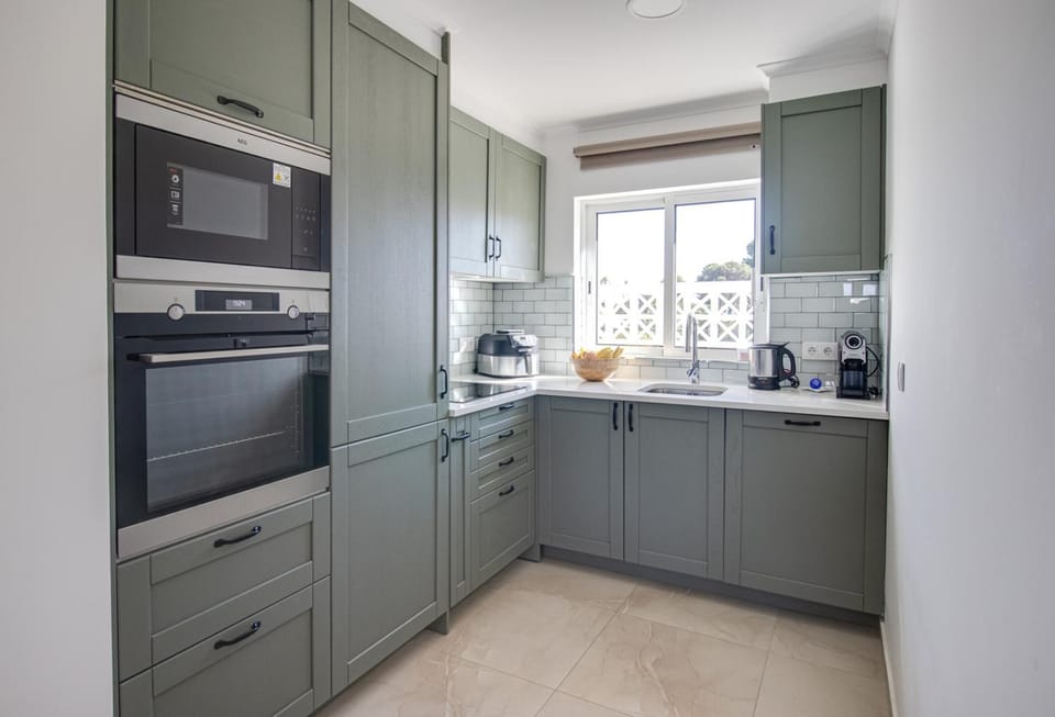 Coffee/tea facilities, Kitchen or kitchenette, dishwasher, oven, stove