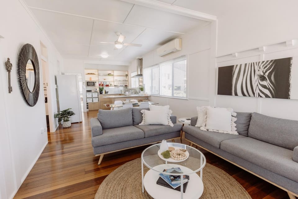 Pet-Friendly Home with Big Yard 300m to Dog Beach Walk to Restaurants House in Sunshine Coast