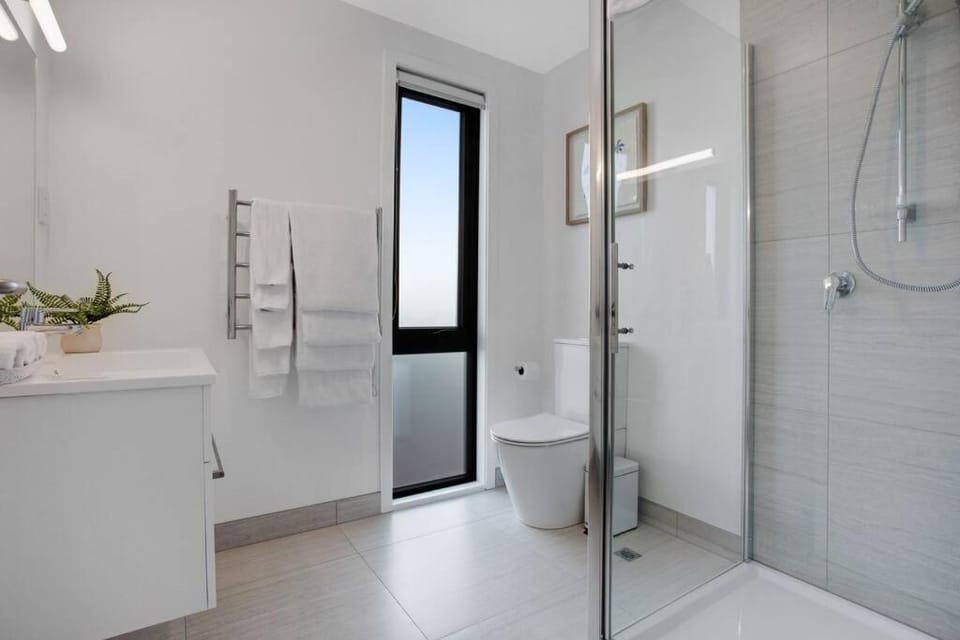 Shower, Toilet, Bathroom, towels