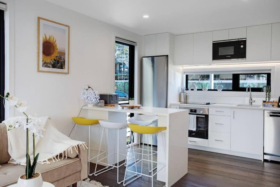 Kitchen or kitchenette, Living room, Seating area, Dining area, oven, stove