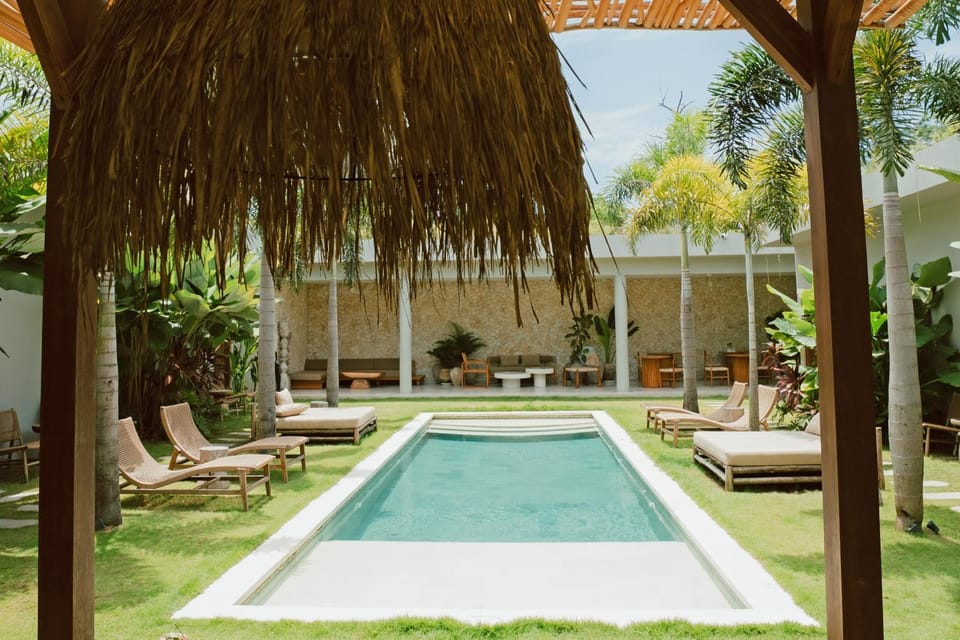 Garden, Living room, Lounge or bar, Seating area, Garden view, Pool view, Swimming pool, sunbed
