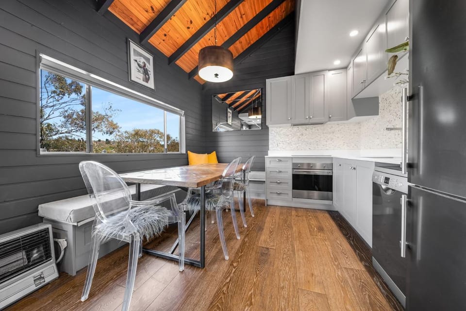 Deadwood Den - Luxurious 3BR Townhouse l Lake Views l Bath l WiFi Apartment in East Jindabyne