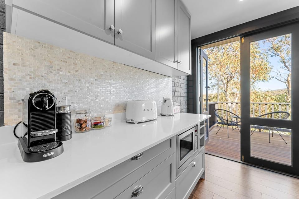 Deadwood Den - Luxurious 3BR Townhouse l Lake Views l Bath l WiFi Apartment in East Jindabyne
