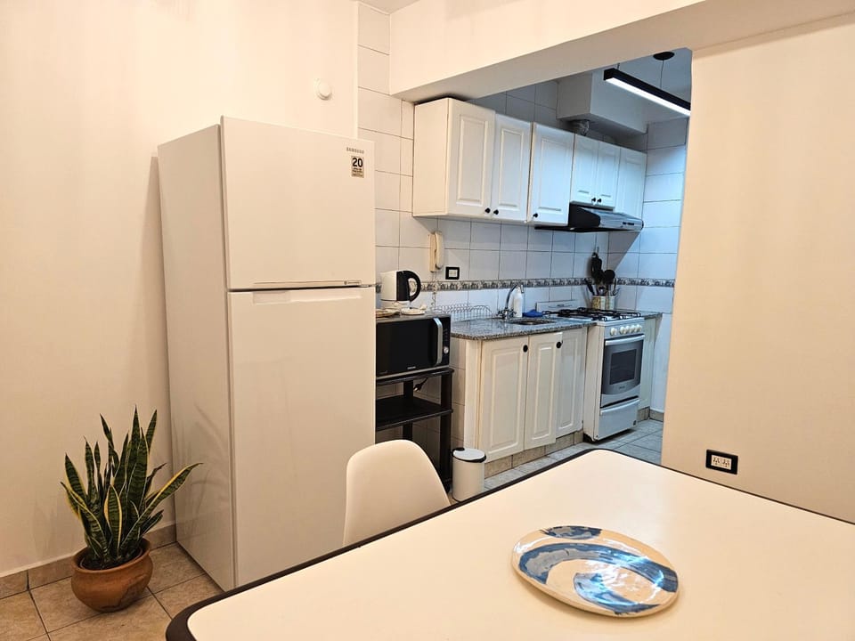Coffee/tea facilities, Kitchen or kitchenette, Dining area, oven, stove