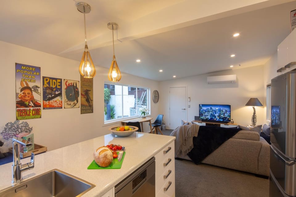 Kitchen or kitchenette, Seating area