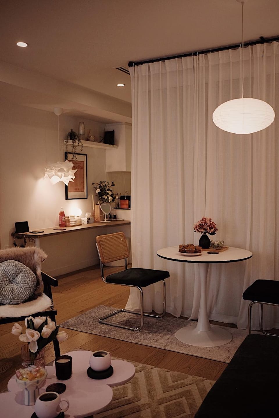Food and drinks, Photo of the whole room, Seating area, Dining area