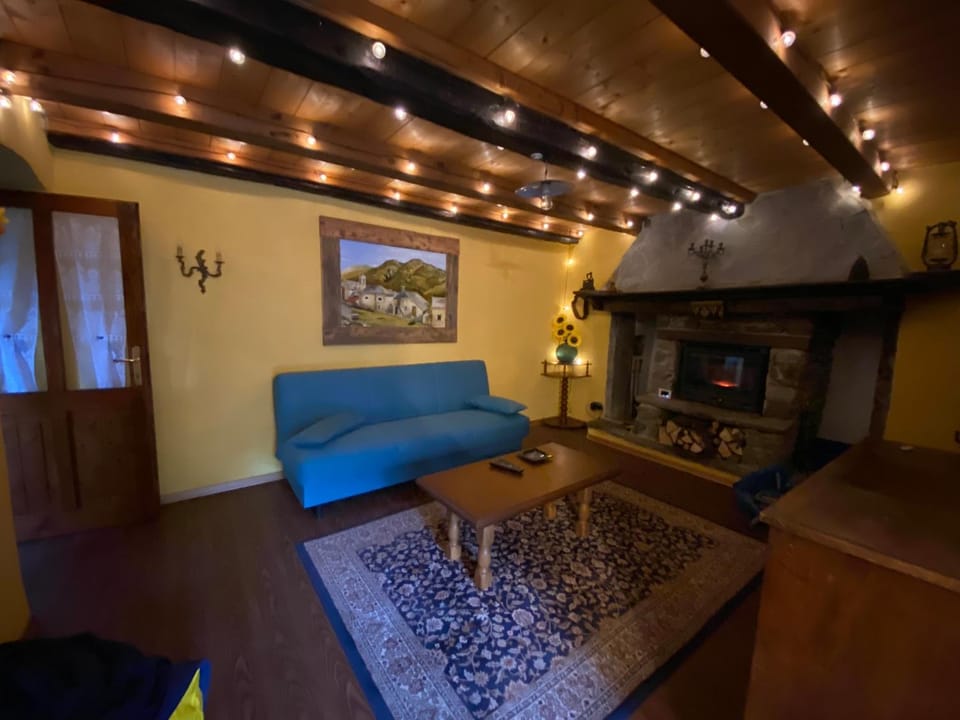 Bed, TV and multimedia, Living room, Seating area