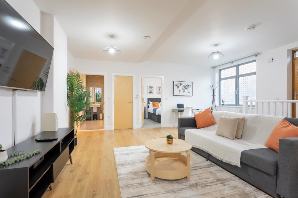 Communal lounge/ TV room, TV and multimedia, Living room, Seating area, Evening entertainment
