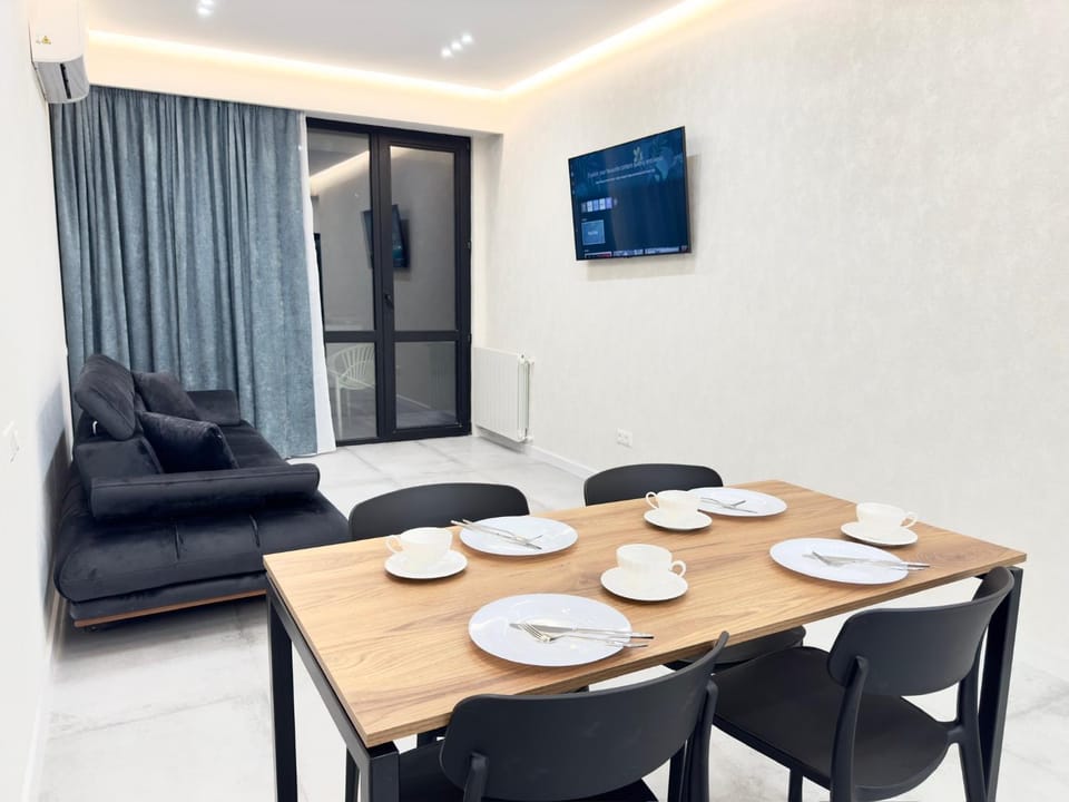TV and multimedia, Living room, Seating area, Dining area