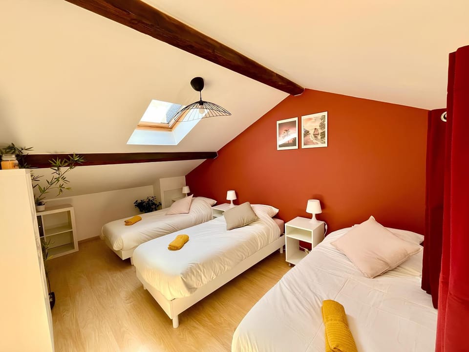 Bed, Photo of the whole room, Bedroom, towels