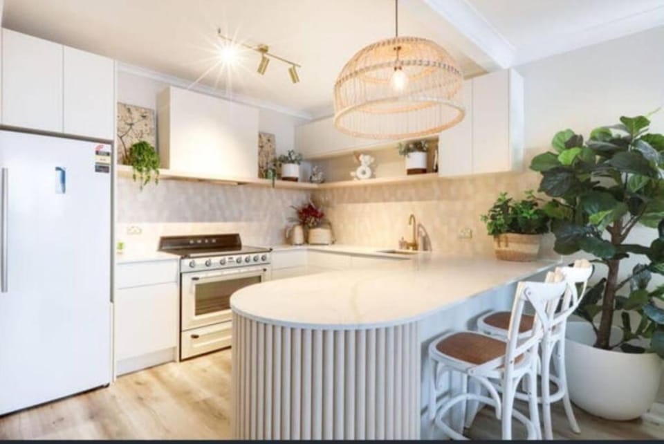 Kitchen or kitchenette, Dining area, minibar, oven, stove