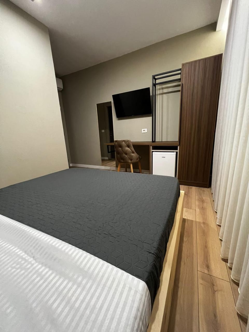 Bed, TV and multimedia, Photo of the whole room, Bedroom