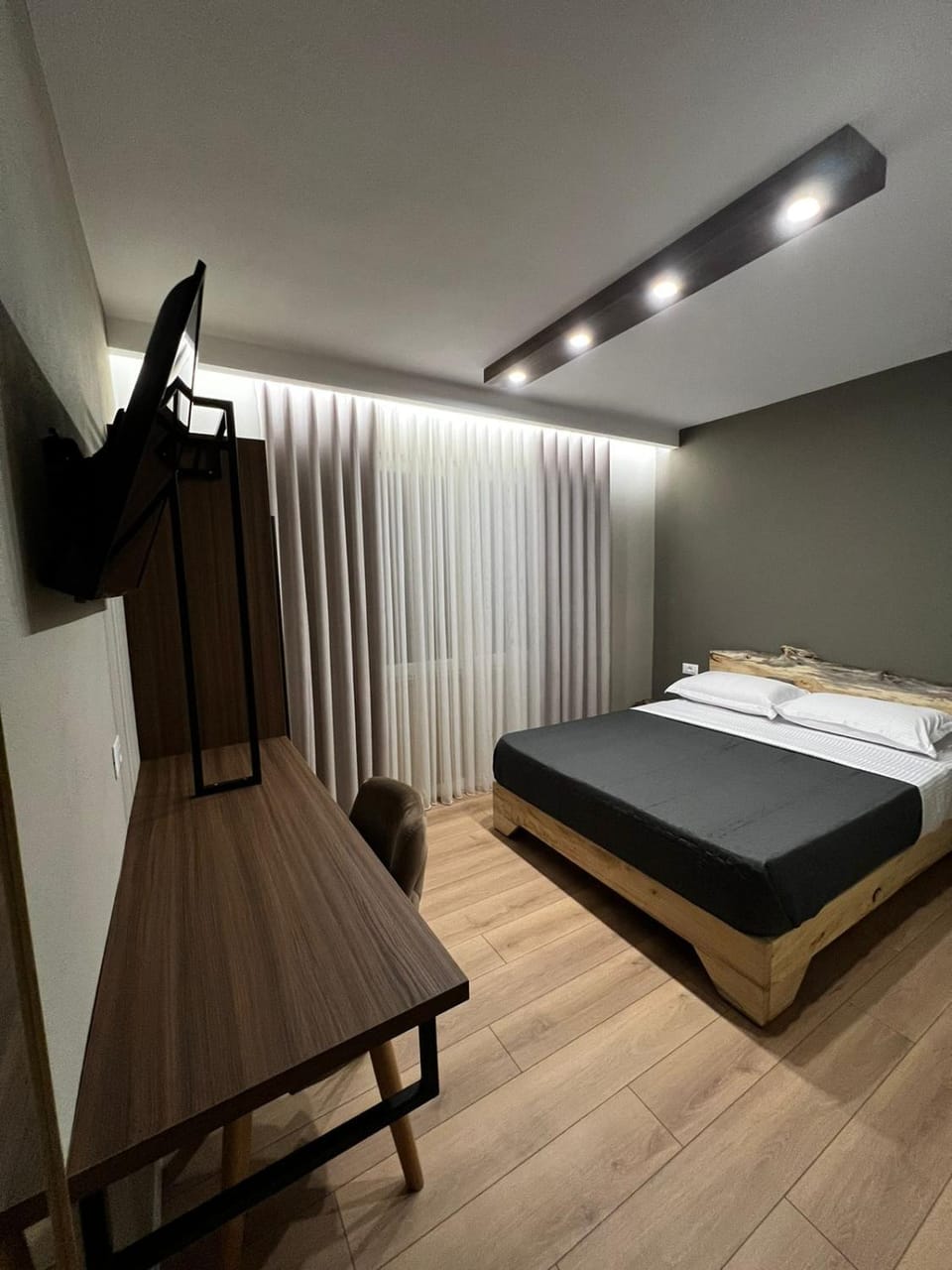 Bed, TV and multimedia, Photo of the whole room, Bedroom, towels