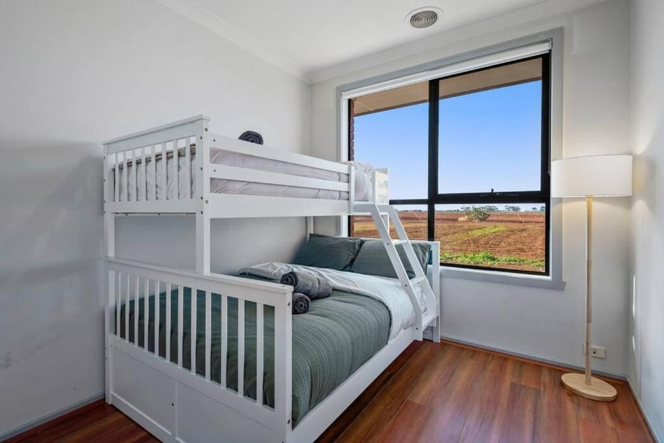 Werribee Spacious Retreat House in Werribee South